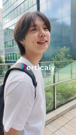 笑顔で歩く男性、都会の午後