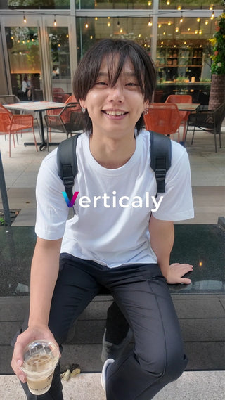 カフェで一息、笑顔の男性