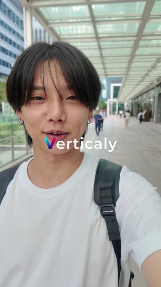 都会の道を歩く男性