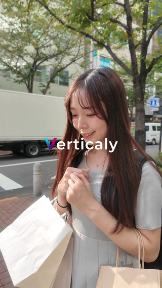 街を歩く女性、ショッピング