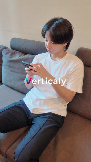 スマホを操作する女性