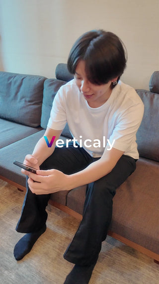 スマホを操作する男性