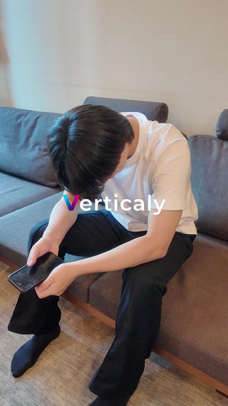 スマホを触る男性、夕暮れ時