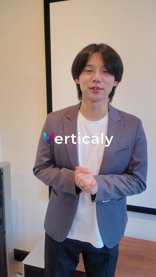 ジャケット姿の男性、話す