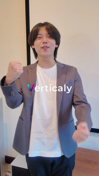 ジャケット姿の男性、応援のポーズ