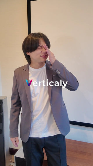 日差しを遮る男性