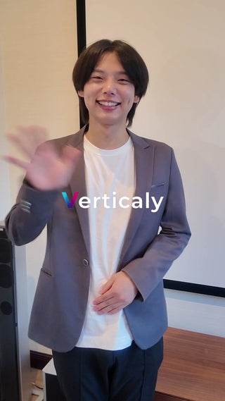 笑顔で手を振る男性