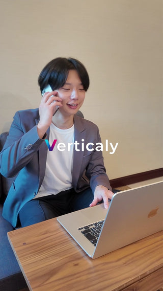 電話で話す男性、笑顔が素敵