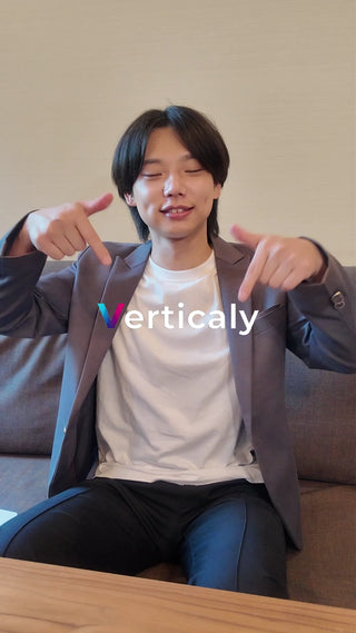 微笑む男性、指差しポーズ