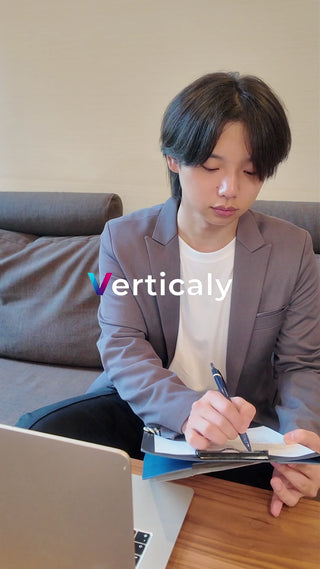 書類にペンを走らせる