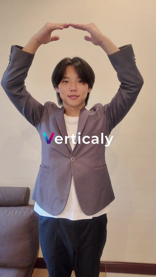 Oサイン、街並みを背景に