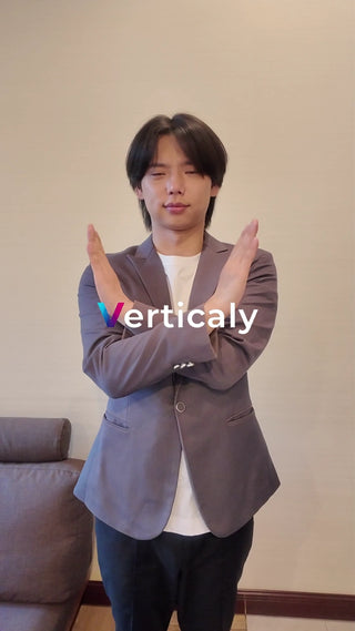 ポーズを決める男性