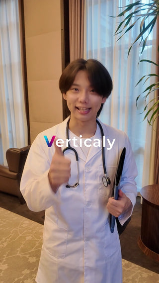 医者、笑顔でサムズアップ