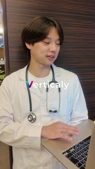 医師、ノートPCで作業