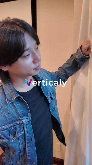 カーテンを開ける女性