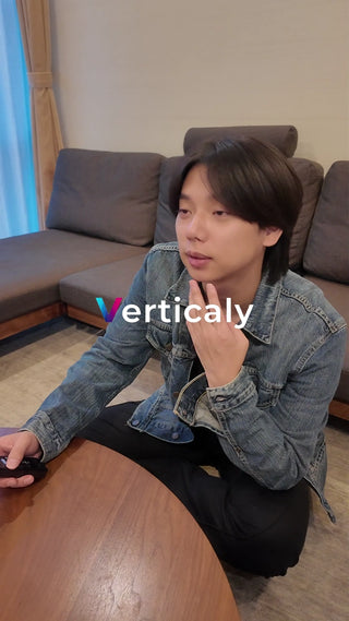 デニムジャケットの男性、思案中