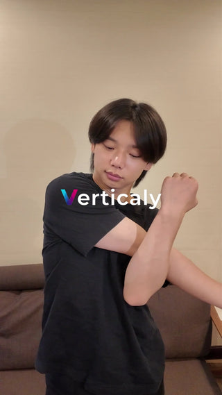 腕を伸ばす男性、ストレッチ