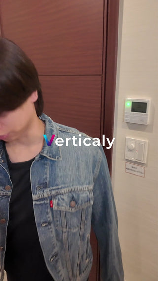 デニムジャケットの男性、街歩き