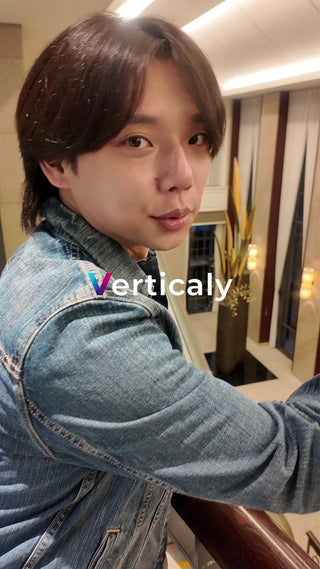 デニムジャケットの男性