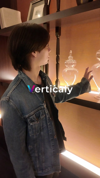 ショーウィンドウを眺める女性