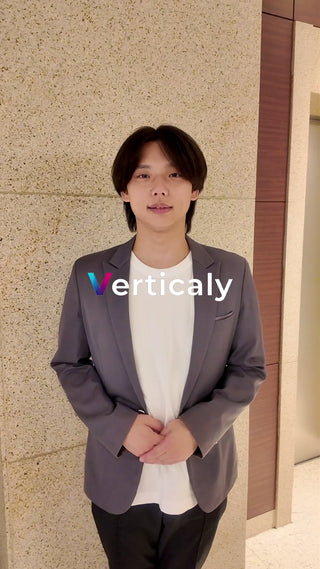 ジャケット姿の男性、穏やかな表情