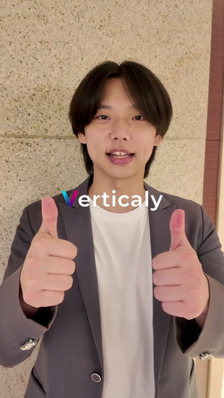 サムズアップする男性