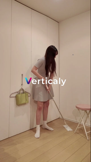 部屋でモップをかける女性