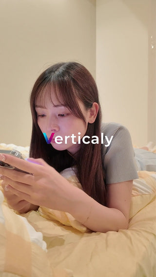 スマホを操作する女性