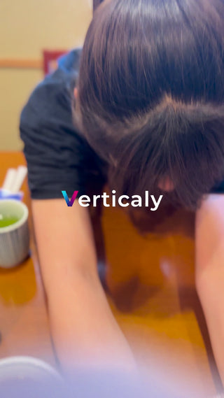 うつむく女性、考え事？