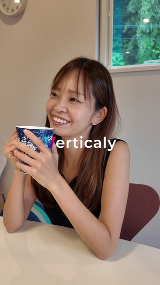 笑顔でコーヒーを飲む女性