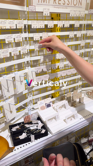 アクセサリーを選ぶ女性