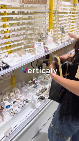 アクセサリーを選ぶ女性