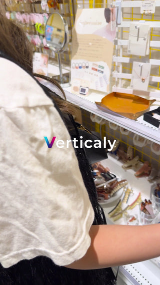 ヘアアクセサリーを選ぶ女性