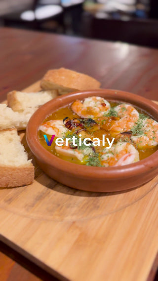 アヒージョとバゲット、食卓