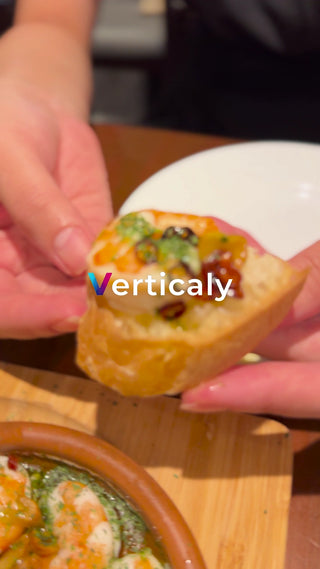 海老のアヒージョ、バゲットと共に