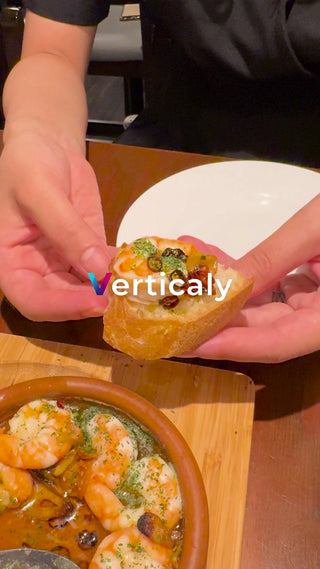 海老のアヒージョ、バゲットと共に