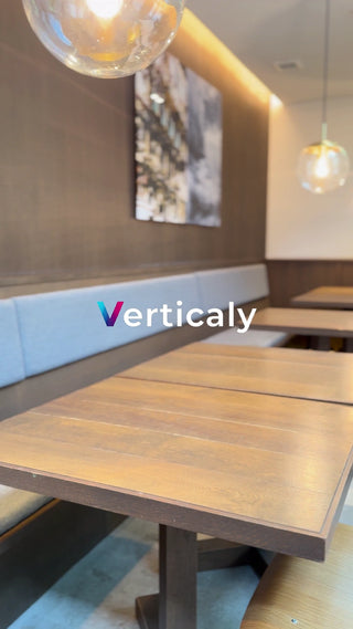 カフェのテーブル、木目と光