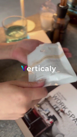 開封する白いパッケージ