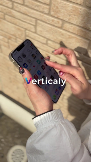 スマホを操作する女性