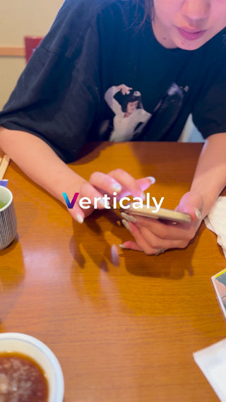 スマホを操作する女性