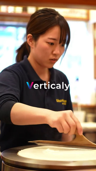 クレープを作る女性の手元