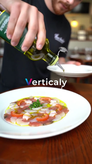 料理にオリーブオイルをかける