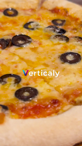 ピザとオリーブ、食卓を彩る