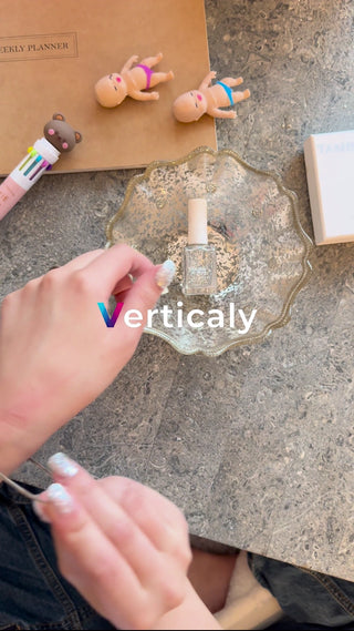 ネイルカラー、輝く指先