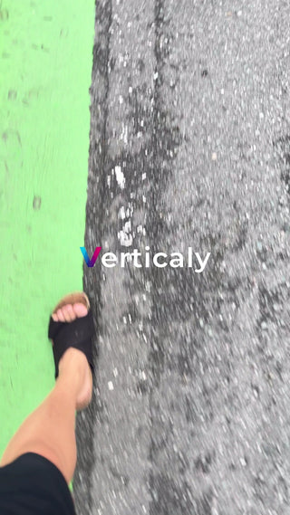 アスファルトの上を歩く