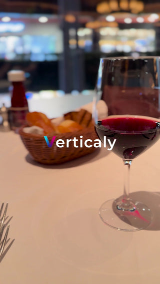 ワイングラスとパン、食卓