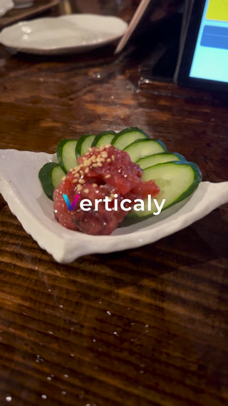 彩り豊かな料理とキュウリ