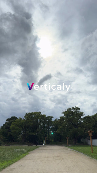 曇り空の下、小道を進む