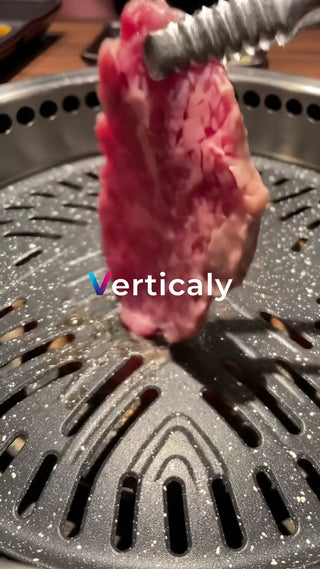 焼肉を網に乗せる瞬間