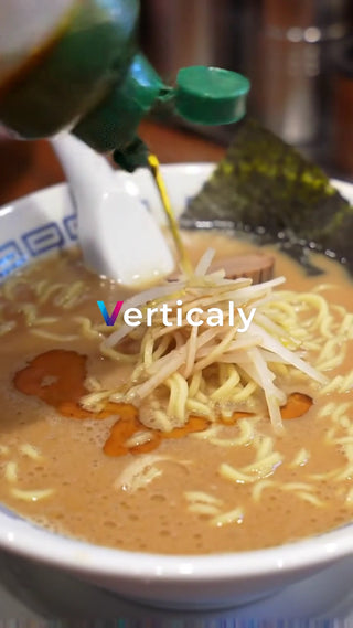 ラーメンにラー油を注ぐ